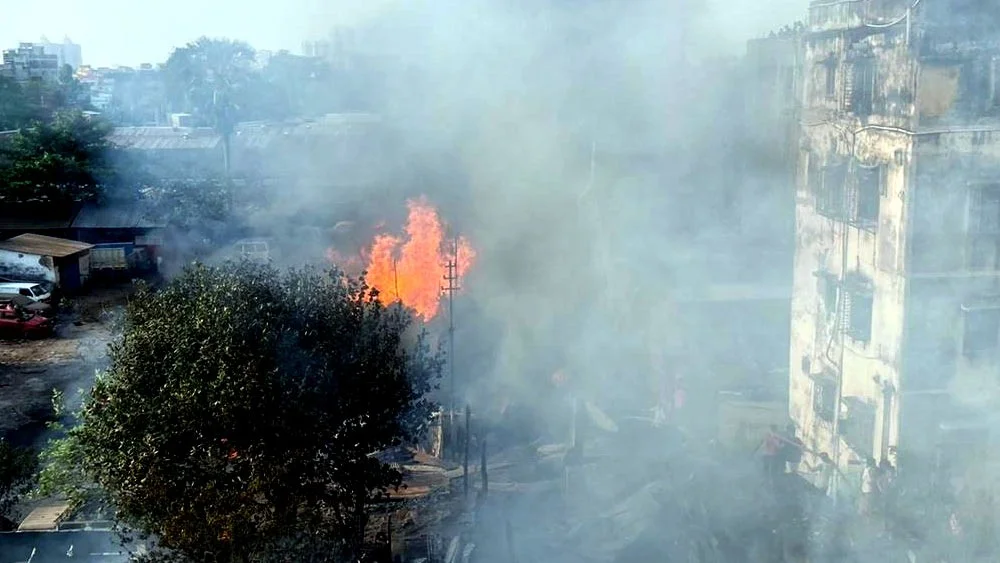 ট্যাংরার ক্রিস্টোফার রোডে বিধ্বংসী আগুন ! ঘটনাস্থলে দমকলের ১০ টি ইঞ্জিন