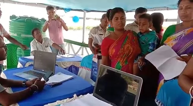 সুন্দরবনের নৌপথে দুয়ারের সরকারের পরিষেবা নিয়ে হাজির স্বয়ং বিডিও