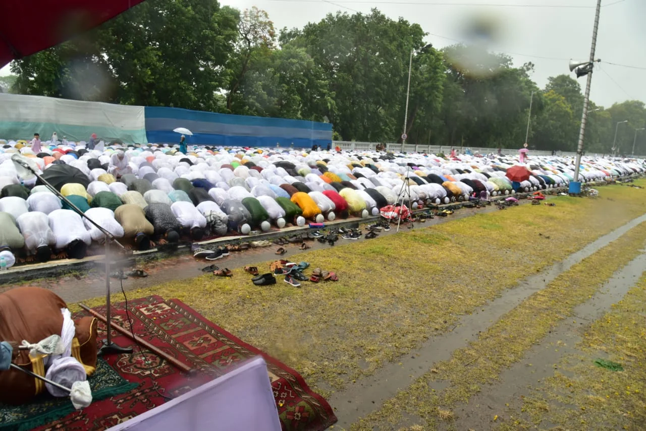 আজ সারা দেশে উদযাপিত ঈদ উল ফিতর---- রেড রোডে মুখ্যমন্ত্রী মমতা বন্দ্যোপাধ্যায় সহ বিশিষ্টরা