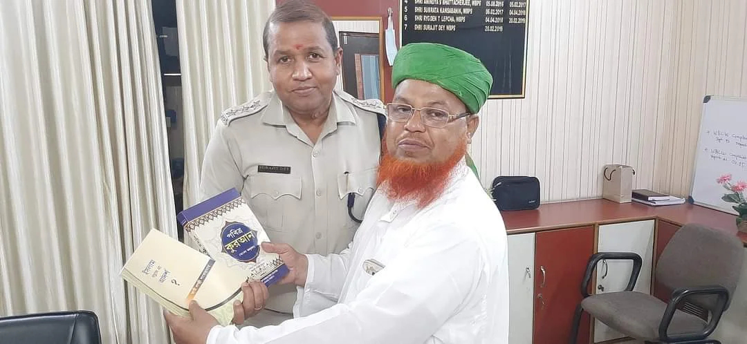 ঈদ শুভেচ্ছায় মসজিদ কমিটি পক্ষে পুলিশকে কুরআন শরীফ প্রদান