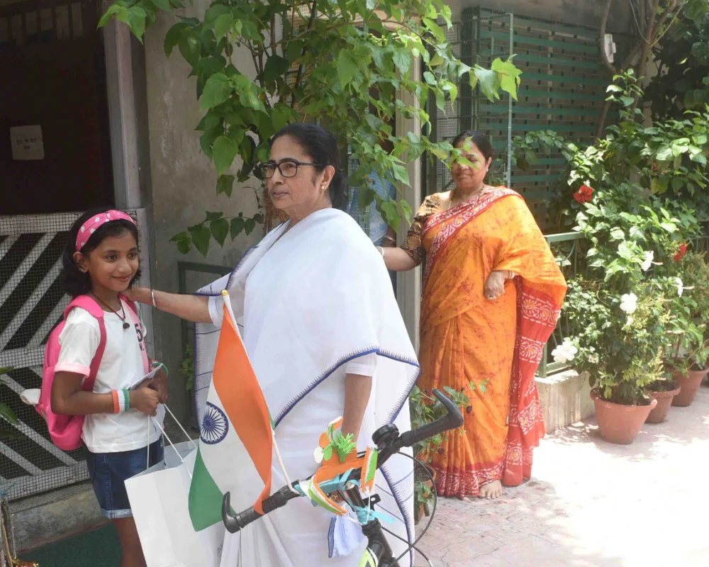 স্বপ্নপূরণ ছোট্ট সায়ন্তিকার, মুখ্যমন্ত্রীর সঙ্গে দেখা করে পেলেন উপহার