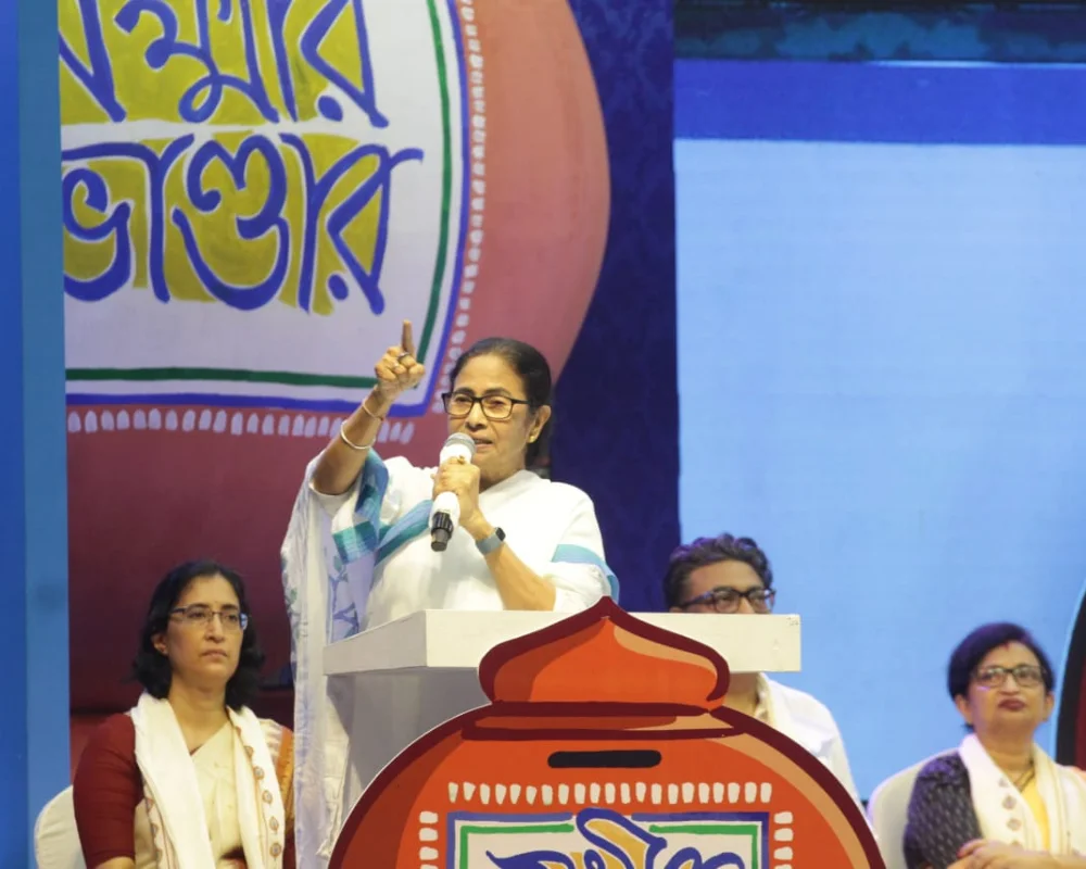 'যদি কেউ বলে বাংলায় যেও না খুন হয়ে যাবে, আমার গায়ে লাগে', নাম না করে নেতাজি ইন্ডোর থেকে অমিত শাহকে তোপ মমতার