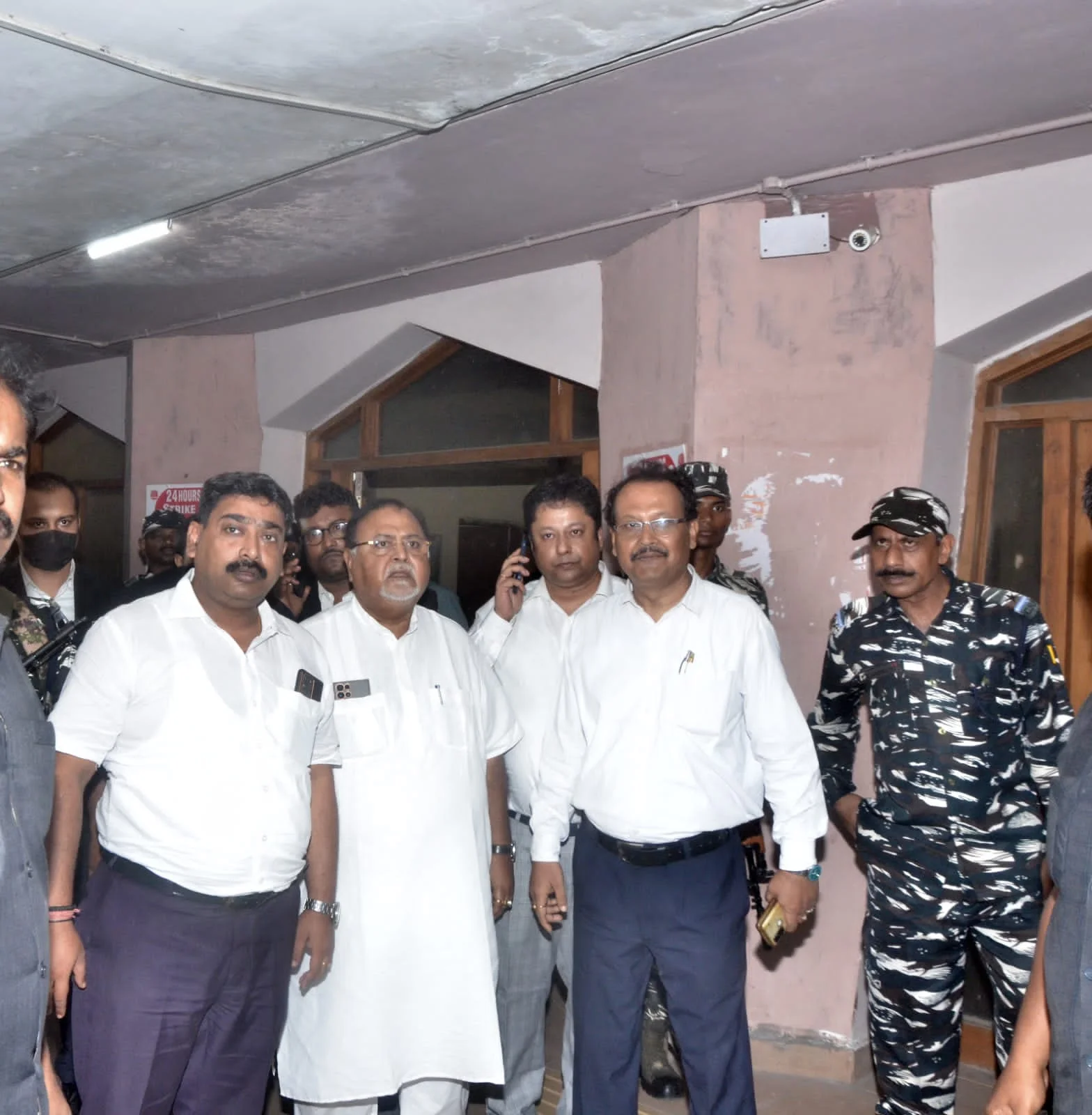 সাড়ে তিনঘণ্টা টানা   জেরা পার্থকে, সংবাদমাধ্যমের সামনে খুললেন না মুখ