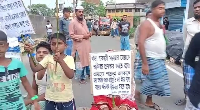 মগরাহাটে শ্যুট আউটের ঘটনায় অভিযুক্তদের গ্রেফতারের দাবি জানিয়ে পথ অবরোধ