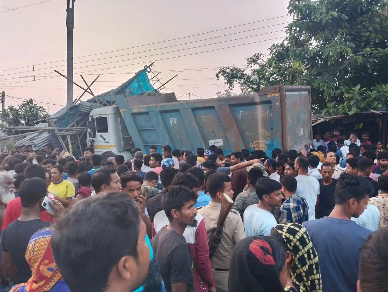 তুফানগঞ্জে মর্মান্তিক দুর্ঘটনা! নিয়ন্ত্রণ হারিয়ে ডাম্পার ঢুকে পড়ল বাজারে, মৃত ৪