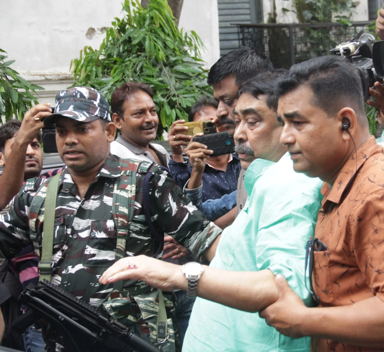 নিজাম প্যালেস থেকে বের হলেন অনুব্রত, তিন দফায় জেরা, উত্তরে সন্তুষ্ট নয় সিবিআই