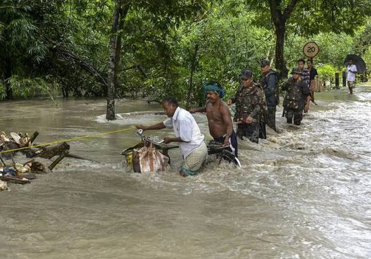 বন্যায় বিপর্যস্ত অসম, মিলছে না সরকারি সাহায্য, ক্ষোভে স্থানীয়রা 