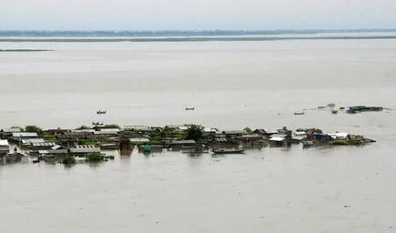 বন্যায় বিপর্যস্ত অসম, মিলছে না সরকারি সাহায্য, ক্ষোভে স্থানীয়রা 