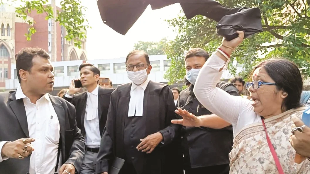 কলকাতা হাইকোর্টে পি চিদম্বরমকে হেনস্থা কংগ্রেস আইনজীবীদের, উঠল 'গো ব্যাক স্লোগান