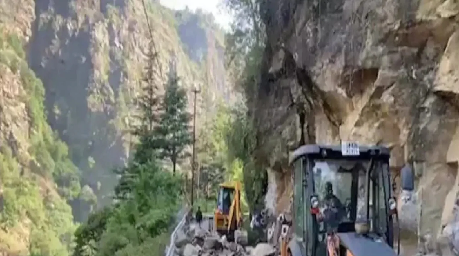 ধসে বন্ধ রাস্তা, উত্তরাখণ্ড ও যমুনোত্রী হাইওয়েতে আটকে ১০ হাজারের বেশি তীর্থযাত্রী