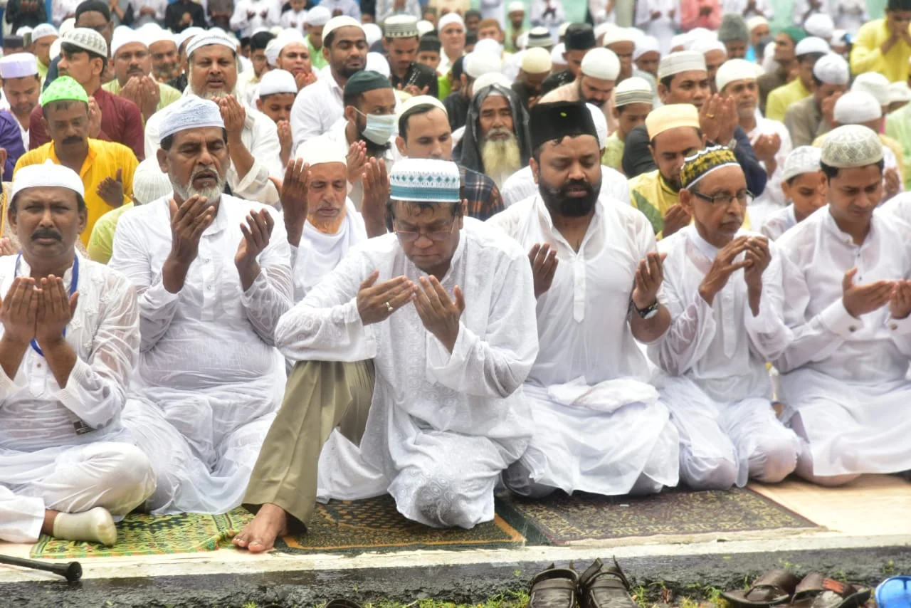 আজ সারা দেশে উদযাপিত ঈদ উল ফিতর---- রেড রোডে মুখ্যমন্ত্রী মমতা বন্দ্যোপাধ্যায় সহ বিশিষ্টরা