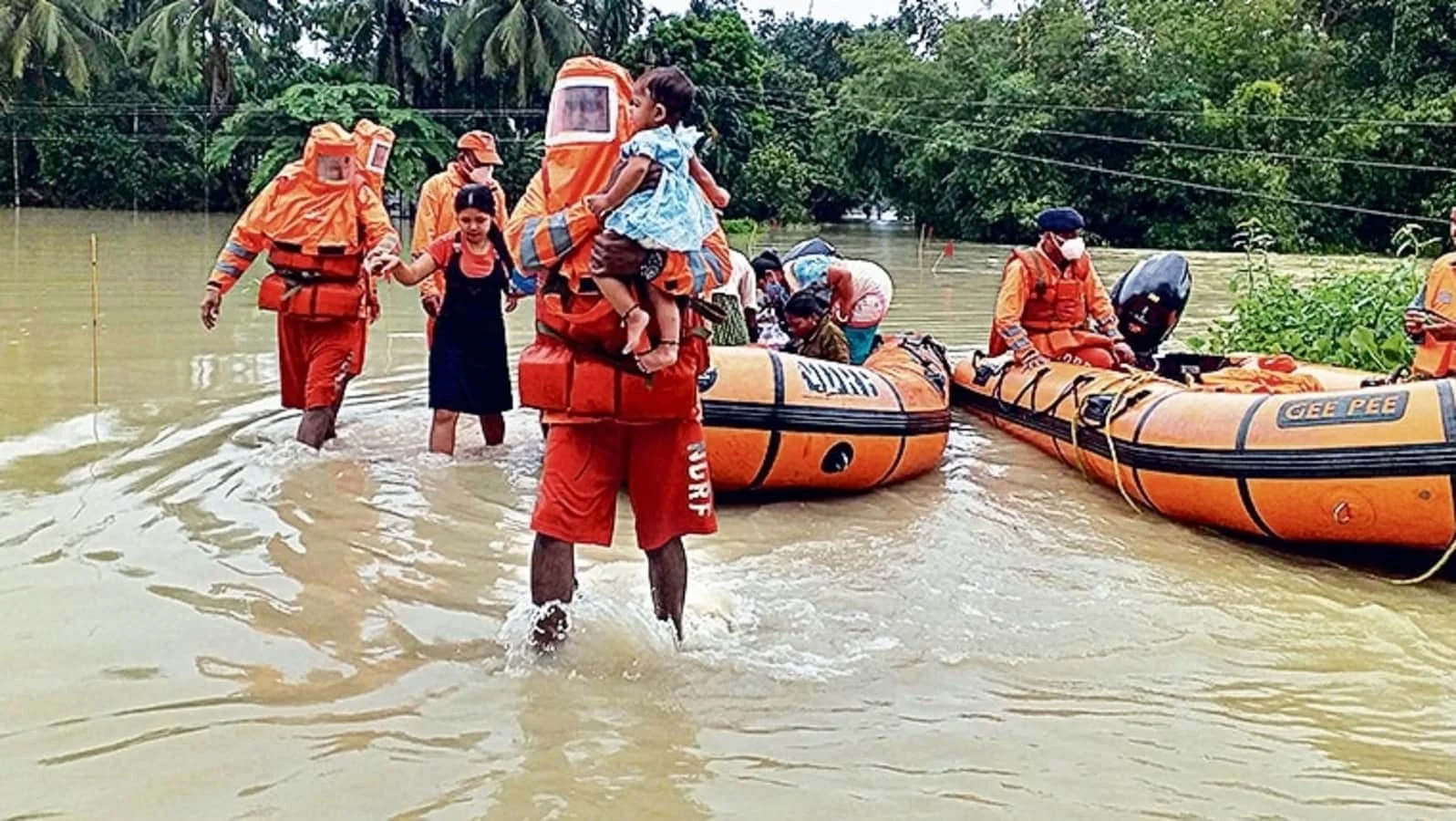 বন্যায় বিপর্যস্ত অসম, মিলছে না সরকারি সাহায্য, ক্ষোভে স্থানীয়রা 