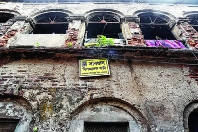 বিপদজনক দোতলা বাড়ির কার্নিশ ভেঙে গুরুতর জখম তিন পুলিশ কর্মী