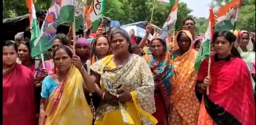 উচ্ছেদ নোটিশের প্রতিবাদে স্টেশন মাস্টারকে স্মারকলিপি তৃণমূল কংগ্রেসের