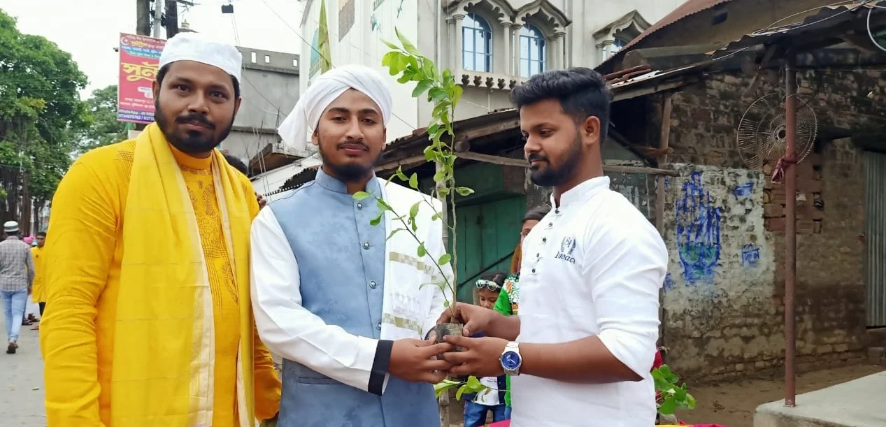 ঈদের দিন পেয়ারা ও লেবু গাছের চারা বিতরণ সাগরদিঘিতে
