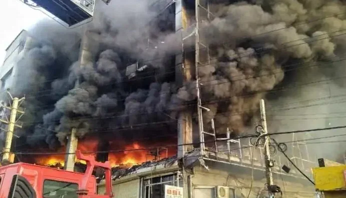 দিল্লির অভিশপ্ত অগ্নিকাণ্ডের ঘটনায় ম্যাজিস্ট্রেট পর্যায়ের তদন্তের নির্দেশ কেজরিওয়ালের