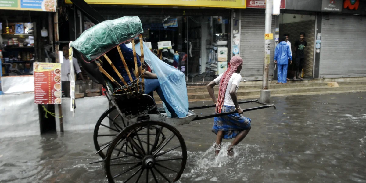 প্রবল বৃষ্টিতে জলে ভাসল কলকাতা, নাজেহাল নিত্যযাত্রীরা
