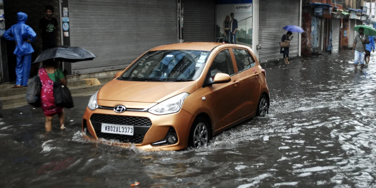প্রবল বৃষ্টিতে জলে ভাসল কলকাতা, নাজেহাল নিত্যযাত্রীরা