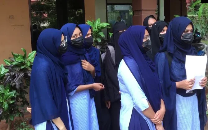 কর্নাটকে ফের হিজাব পরে কলেজে প্রবেশের আবেদন ফেরালেন অধ্যক্ষ