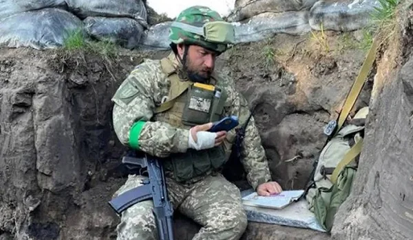 যুদ্ধে গিয়েও ক্লাস করাচ্ছেন অধ্যাপক!