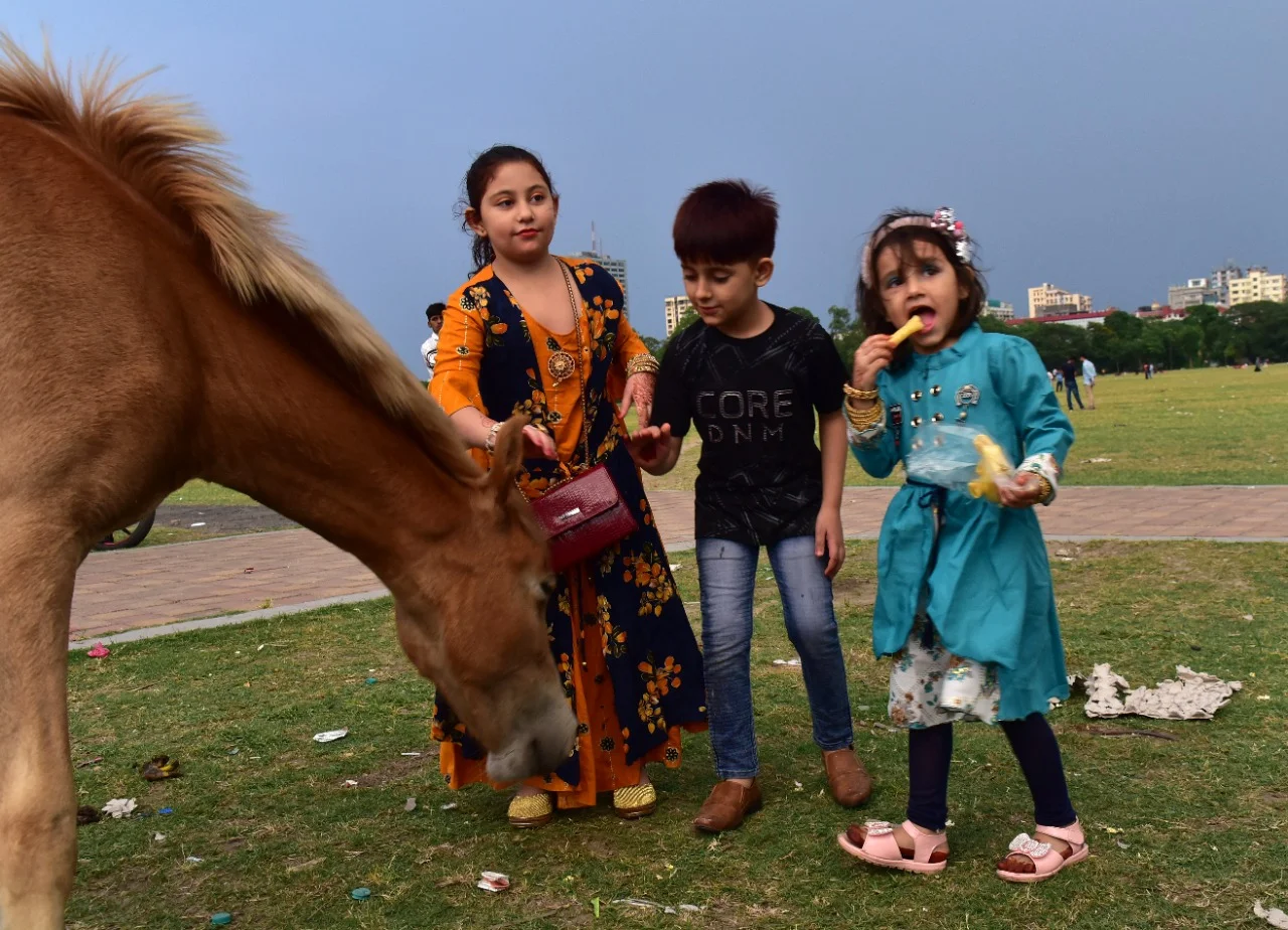 কলকাতা ময়দানে উৎসবের আমেজে সপরিবার আফগানরা, লেন্সবন্দি কিছু মূহুর্ত