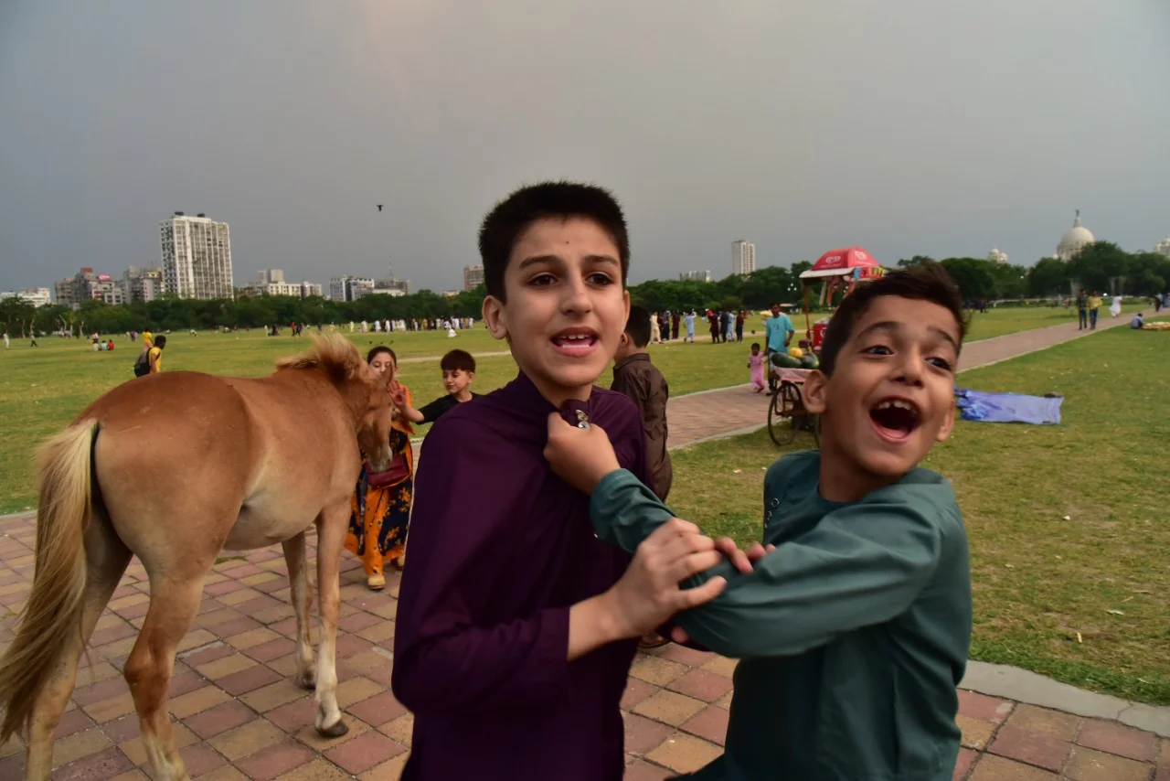 কলকাতা ময়দানে উৎসবের আমেজে সপরিবার আফগানরা, লেন্সবন্দি কিছু মূহুর্ত