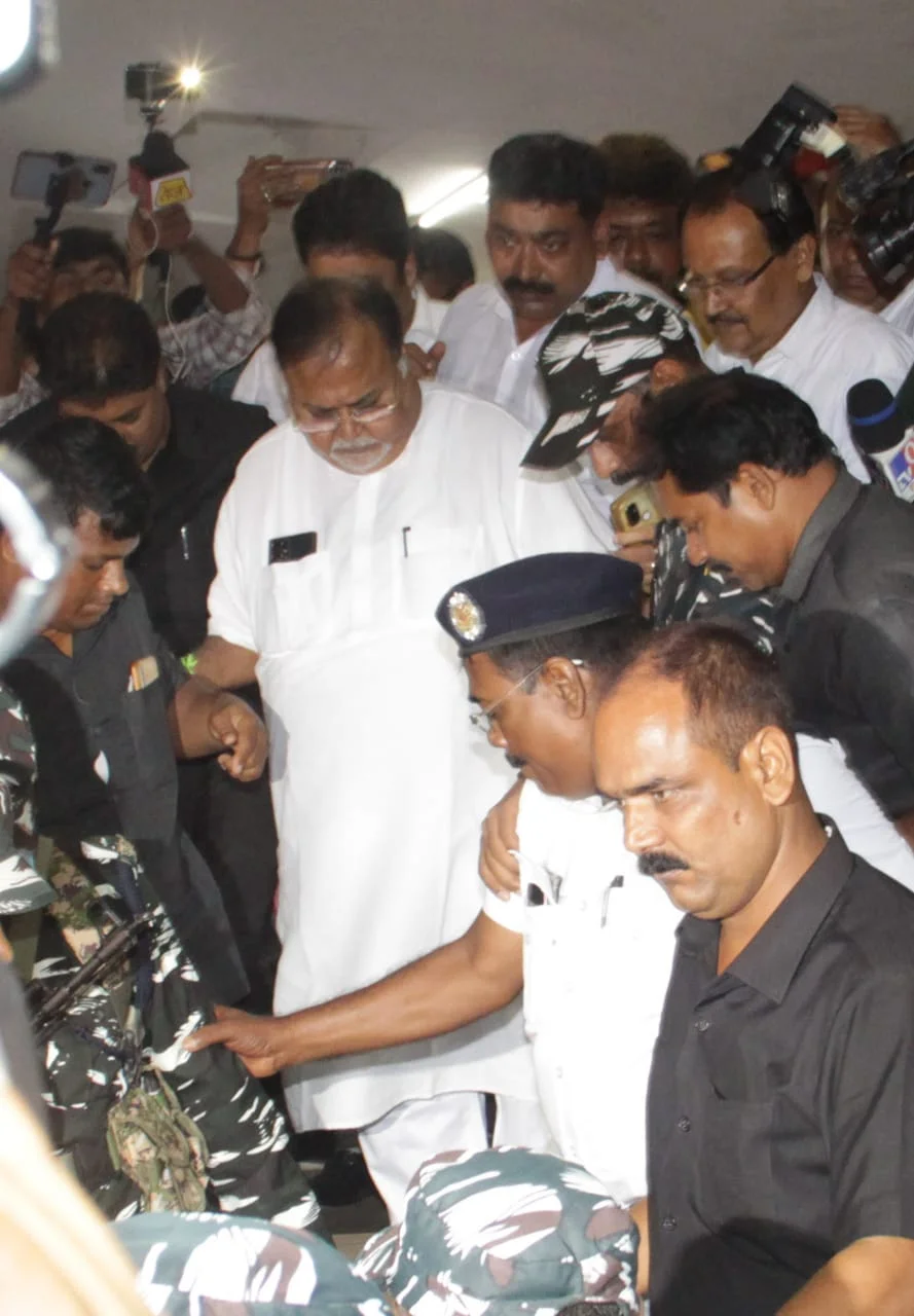 সাড়ে তিনঘণ্টা টানা   জেরা পার্থকে, সংবাদমাধ্যমের সামনে খুললেন না মুখ
