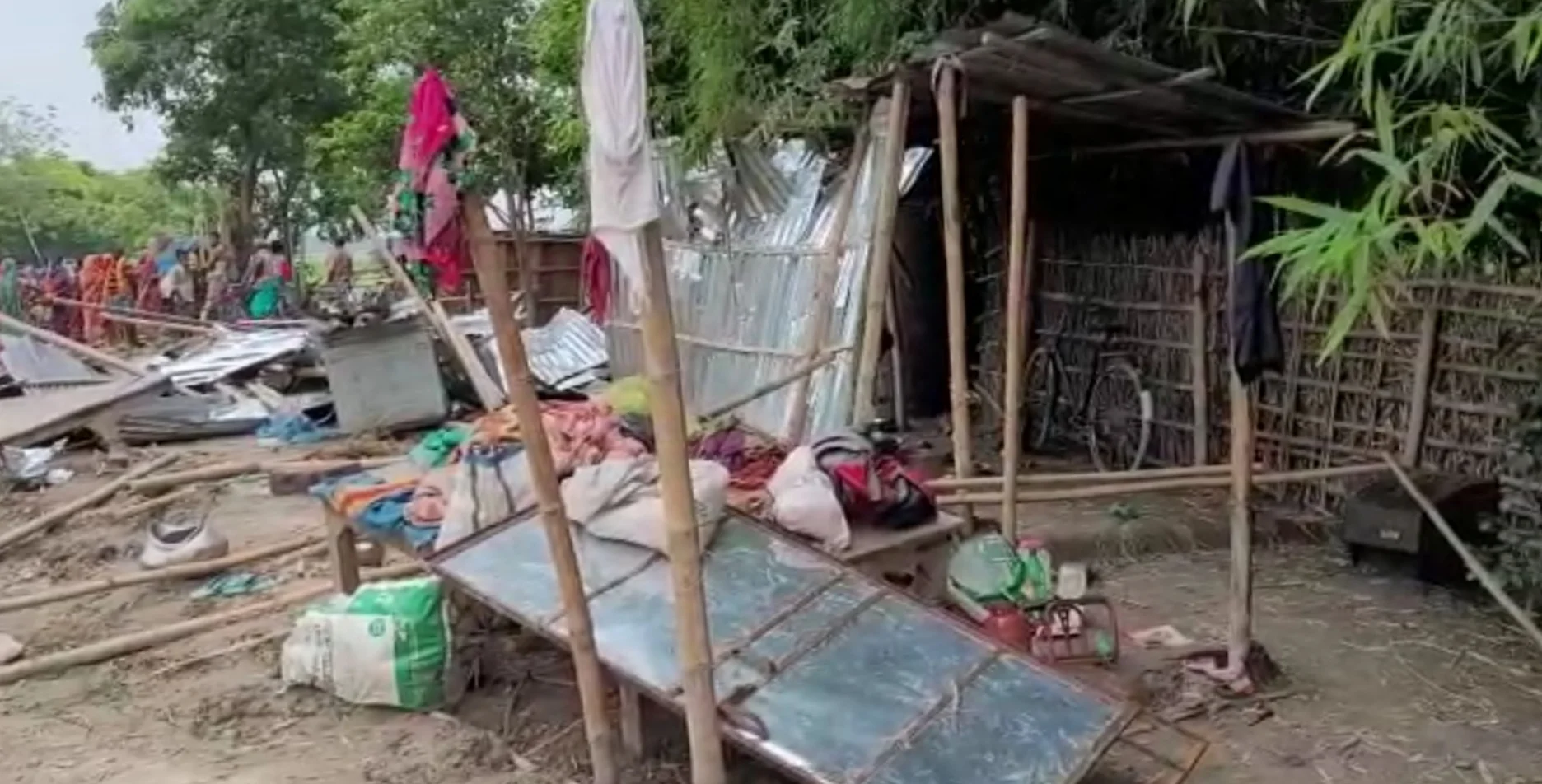 বাংলায় ঢুকে কুড়িটি অসহায় দিনমজুর পরিবারের ঝুপড়ি ভাঙার অভিযোগ বিহার পুলিশের বিরুদ্ধে