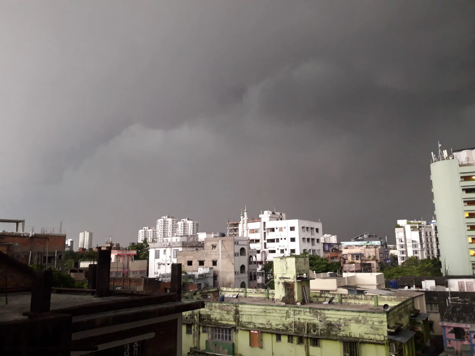 আকাশ জুড়ে কালো মেঘের ঘনঘটা,  কলকাতায় শুরু বৃষ্টি