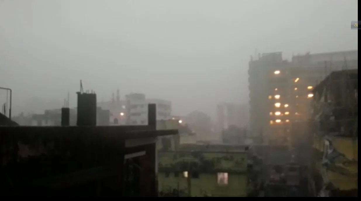 আকাশ জুড়ে কালো মেঘের ঘনঘটা,  কলকাতায় শুরু বৃষ্টি