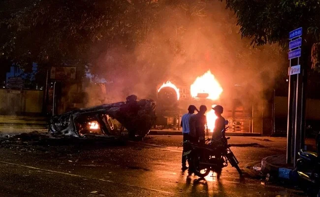 দেখা মাত্রই গুলির নির্দেশ শ্রীলঙ্কায়! মাহিন্দা রাজাপক্ষের পরে এবার  প্রেসিডেন্ট গোতাবায়ার পদত্যাগের দাবি