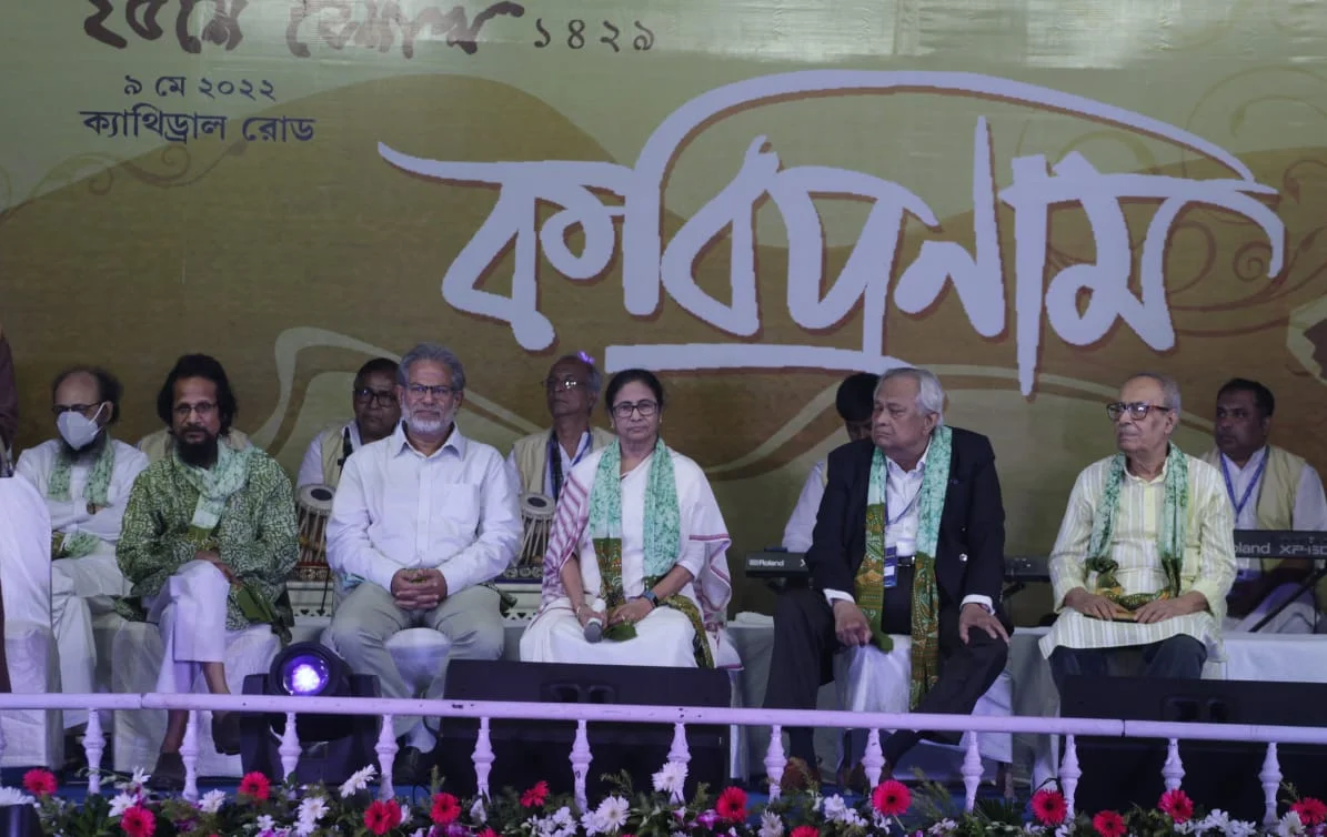 রবীন্দ্রজয়ন্তীর মঞ্চ থেকে নোবেল চুরি নিয়ে সরব মমতা
