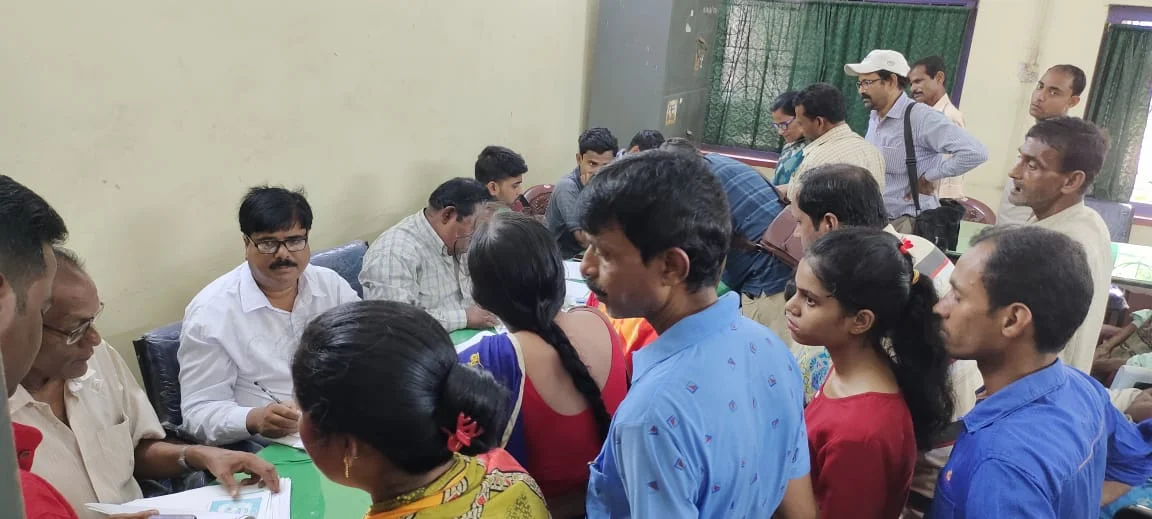 ডেউচা পাচামি:  বিরোধী আন্দোলনে কান না দিয়ে সরকারকে জমি দিতে উৎসাহী জমির মালিকরা