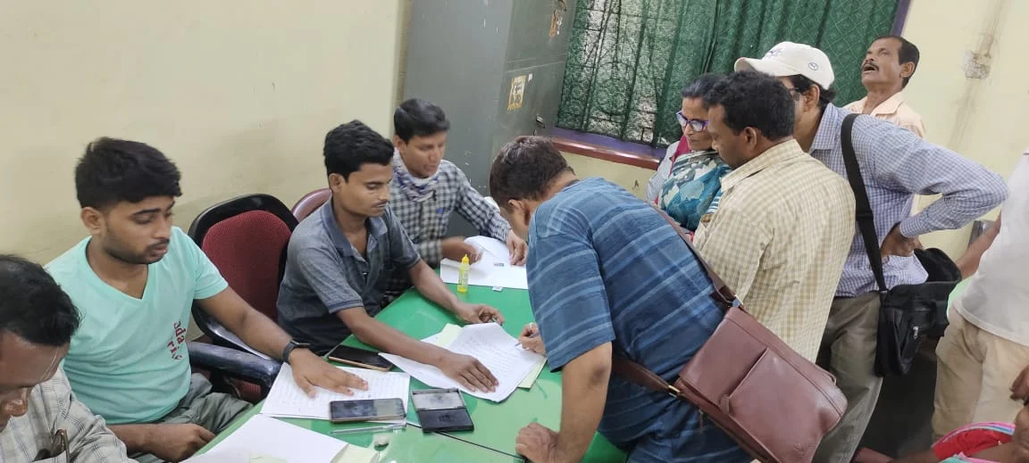 ডেউচা পাচামি:  বিরোধী আন্দোলনে কান না দিয়ে সরকারকে জমি দিতে উৎসাহী জমির মালিকরা