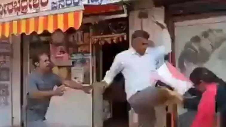 কিল, চড়, লাথি, ঘুসি! রাস্তায় ফেলে মহিলা আইনজীবীকে মার, ভাইরাল ভিডিও