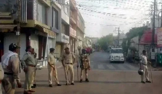 বাড়িতেই নামায আদায়,  কঠোর কারফিউয়ের মধ্যেই ঈদ পালন করল মধ্যপ্রদেশের খারগোন  