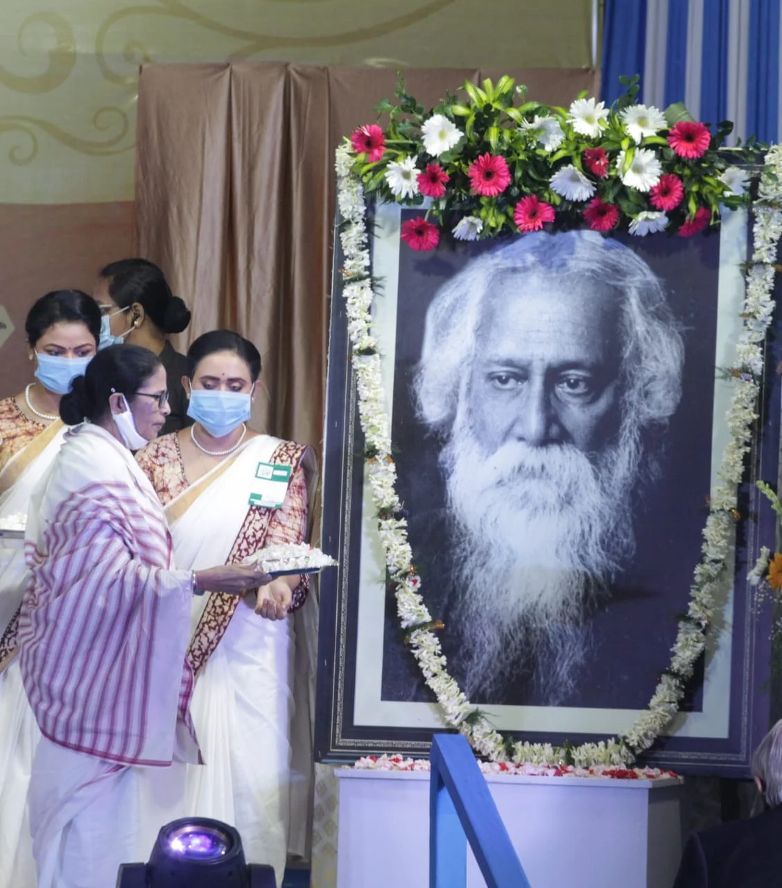 রবীন্দ্রজয়ন্তীর মঞ্চ থেকে নোবেল চুরি নিয়ে সরব মমতা