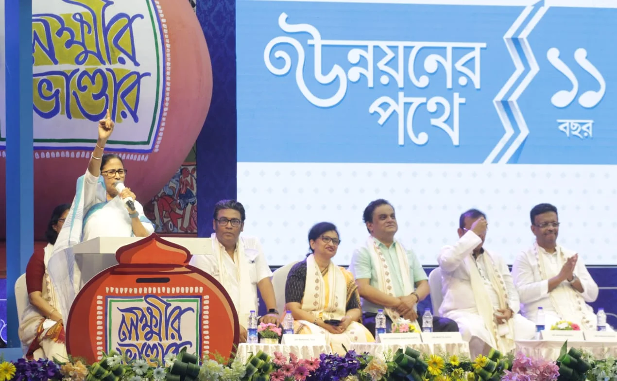 'যদি কেউ বলে বাংলায় যেও না খুন হয়ে যাবে, আমার গায়ে লাগে', নাম না করে নেতাজি ইন্ডোর থেকে অমিত শাহকে তোপ মমতার