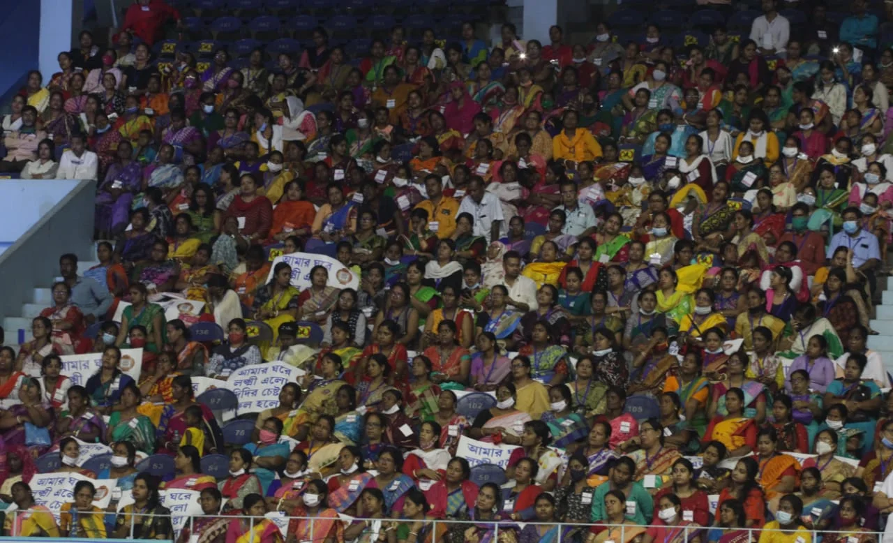 'যদি কেউ বলে বাংলায় যেও না খুন হয়ে যাবে, আমার গায়ে লাগে', নাম না করে নেতাজি ইন্ডোর থেকে অমিত শাহকে তোপ মমতার