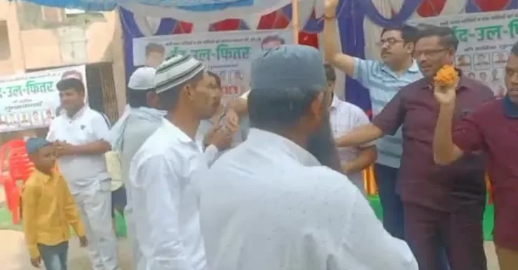 ঈদ: নামাযিদের উপর পুষ্পবৃষ্টি হিন্দু ভাইদের