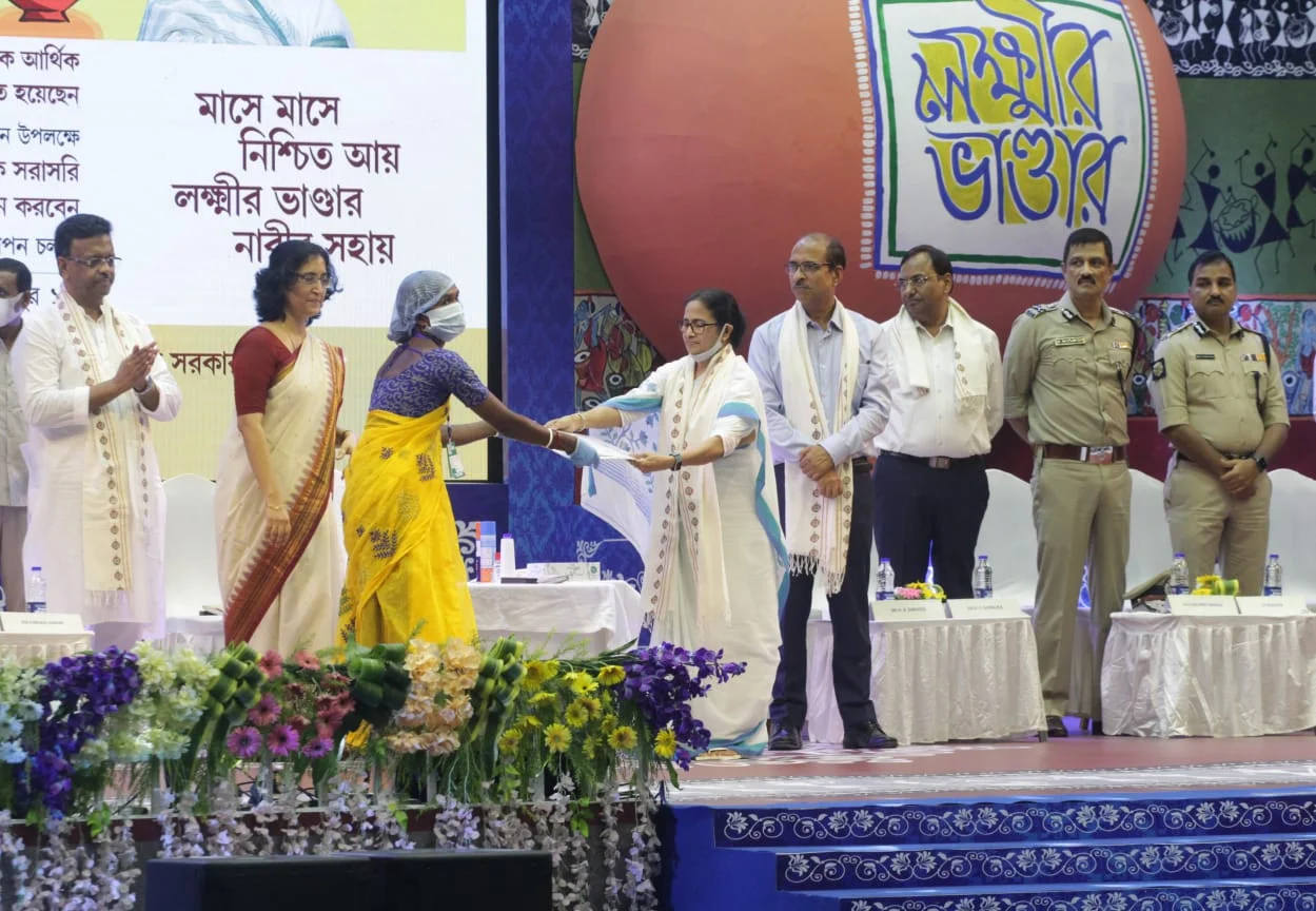 'যদি কেউ বলে বাংলায় যেও না খুন হয়ে যাবে, আমার গায়ে লাগে', নাম না করে নেতাজি ইন্ডোর থেকে অমিত শাহকে তোপ মমতার