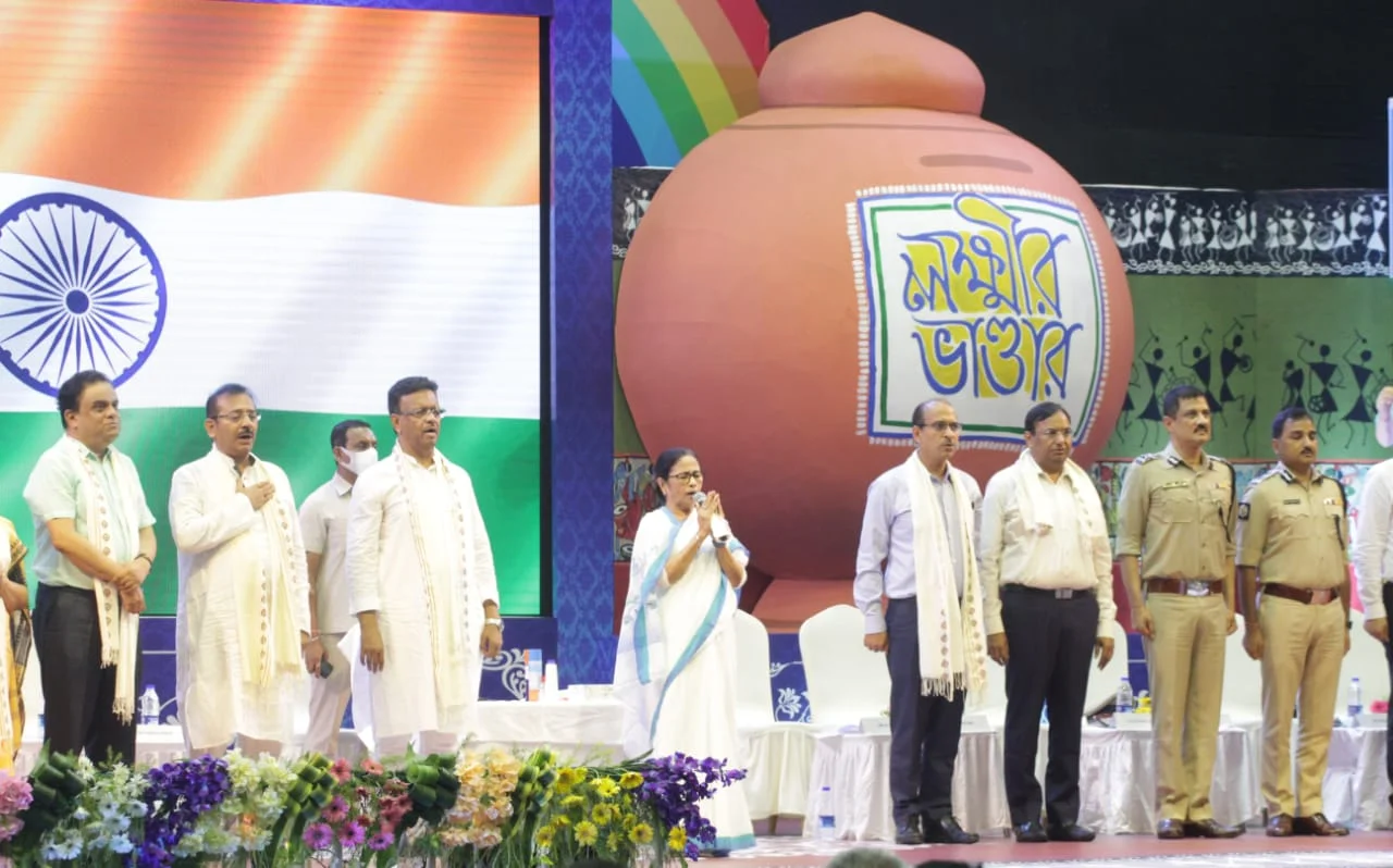 'যদি কেউ বলে বাংলায় যেও না খুন হয়ে যাবে, আমার গায়ে লাগে', নাম না করে নেতাজি ইন্ডোর থেকে অমিত শাহকে তোপ মমতার