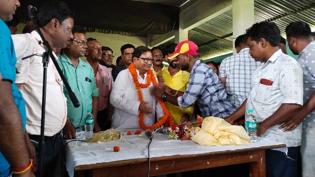 মেখলিগঞ্জে ফিরলেন শিক্ষা প্রতিমন্ত্রী, পরেশ অধিকারীকে পুষ্প বর্ষণে অভ্যর্থনা অনুগামীদের