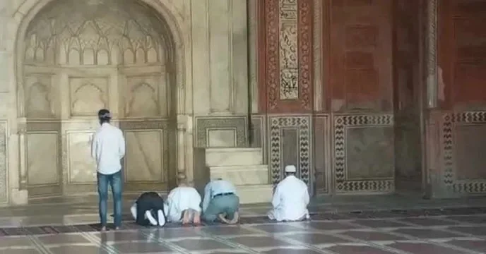 তাজমহলের মসজিদে নামায পড়ায় ৪ পর্যটক গ্রেফতার