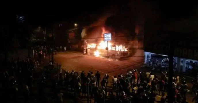 সরকারবিরোধী বিক্ষোভে অগ্নিগর্ভ শ্রীলঙ্কা,  নিহত কমপক্ষে ৫, আহত দেড়শো'র বেশি, বাড়ল কারফিউয়ের সময়সীমা