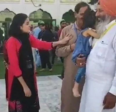 শিখ তীর্থযাত্রীর কোল থেকে মায়ের কাছে ফিরতে নারাজ একরত্তি! পাকিস্তানের ভাইরাল ভিডিয়ো