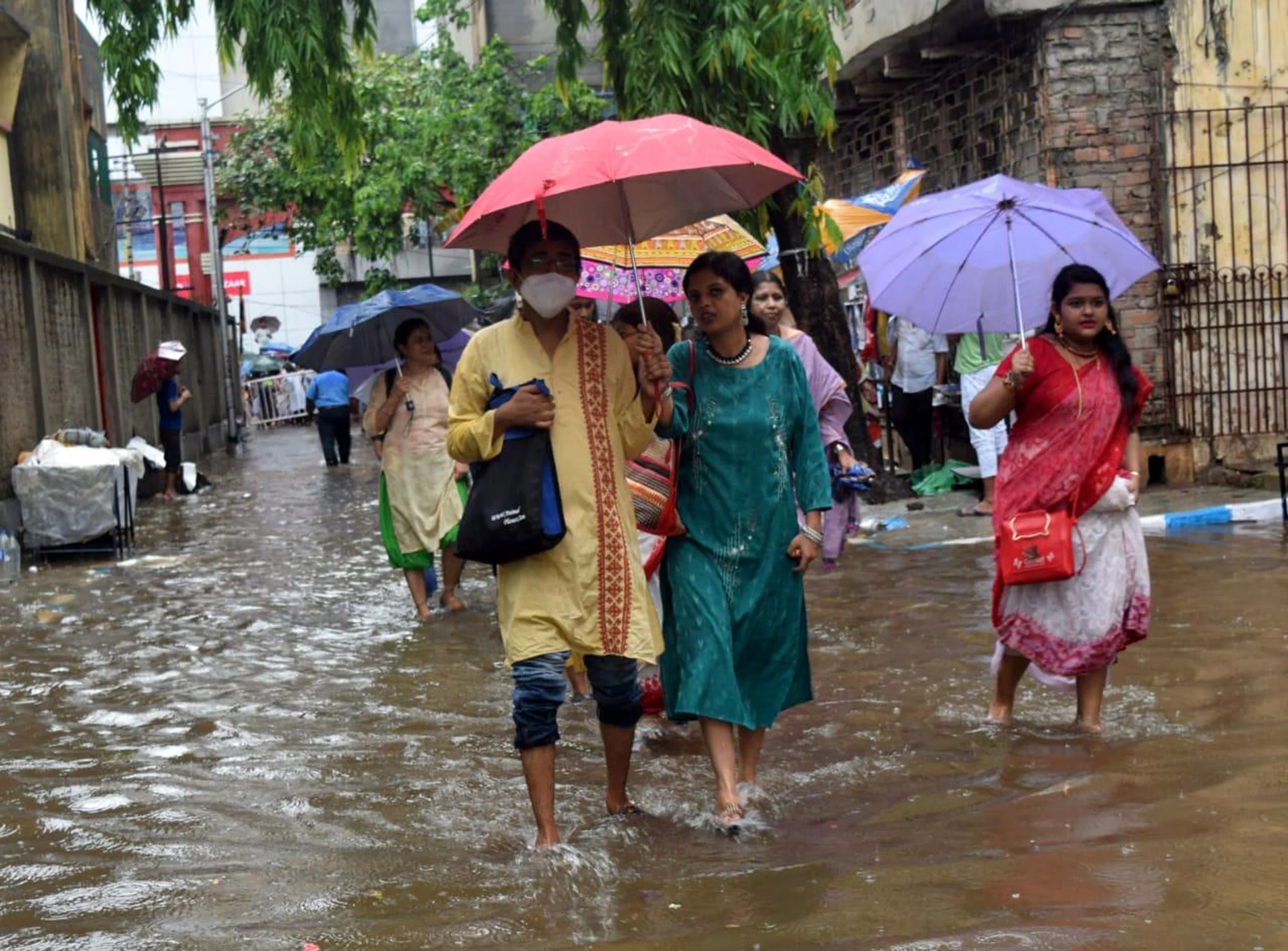 প্রবল বৃষ্টিতে জলে ভাসল কলকাতা, নাজেহাল নিত্যযাত্রীরা