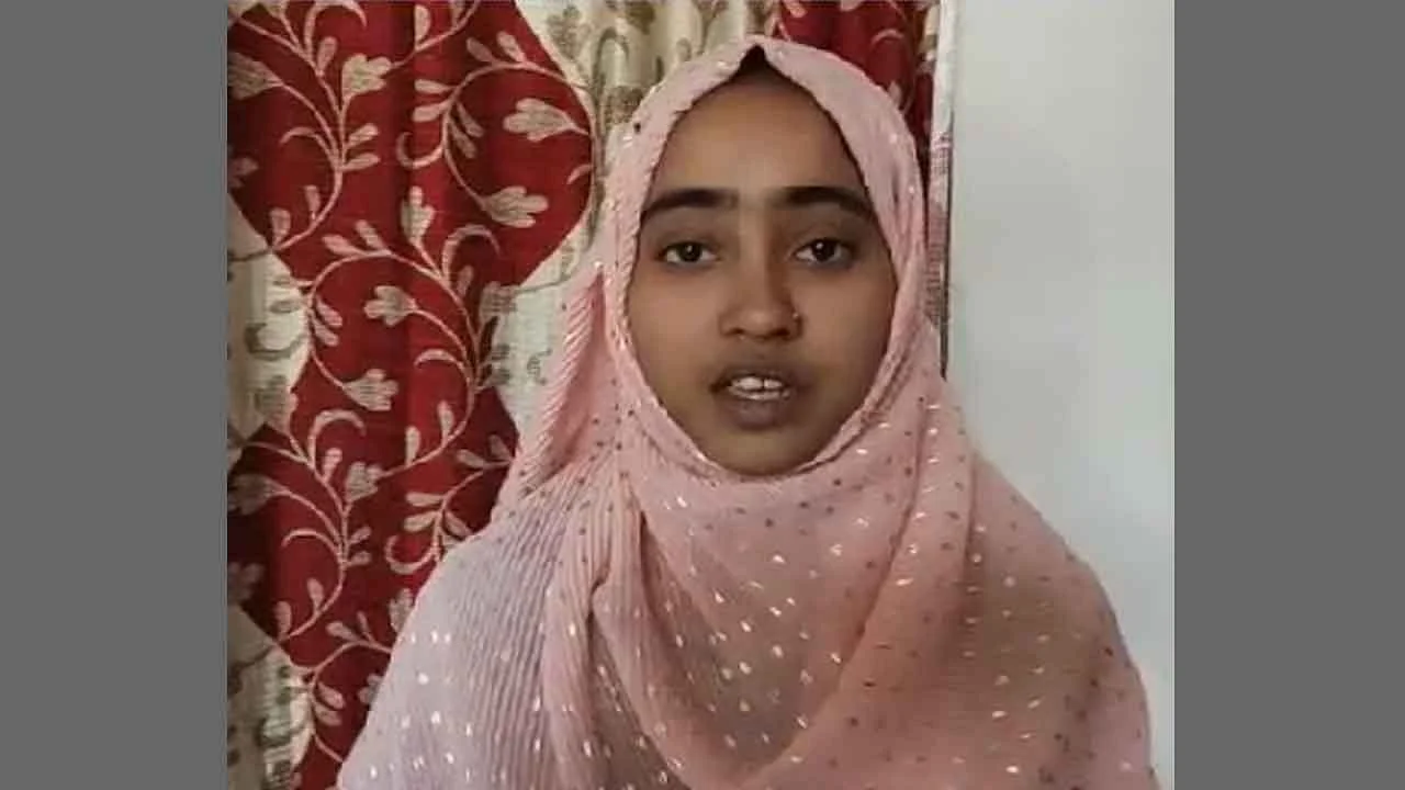 হাই মাদ্রাসায় রাজ্যে প্রথম ঝালমুড়ি বিক্রেতার কন্যা সারিফা, হতে চান চিকিৎসক
