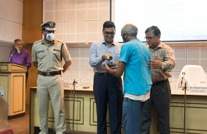 দূষণ নিয়ন্ত্রণে কয়লা চালিত দোকানদারদের ইস্ত্রি, এলপিজি গ্যাস সিলিন্ডার-সহ ওভেন প্রদান বোর্ডের