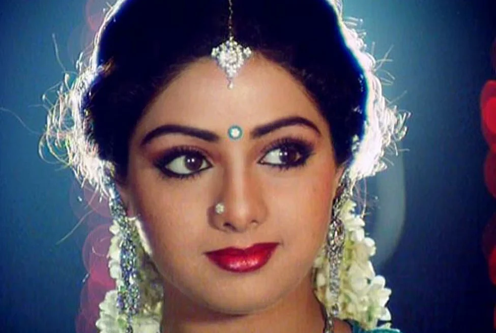 যে ফুলেরা ঝরে গেল অকালেই! পড়ে থাকল শুধুই রহস্য